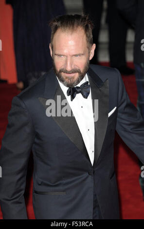 Londra, Regno Unito. 26 ott 2015. Ralph Fiennes frequentando il Royal Film performance della prima mondiale di spettro presso la Royal Albert Hall di Londra il 26 ottobre 2015 Credit: Peter Phillips/Alamy Live News Foto Stock