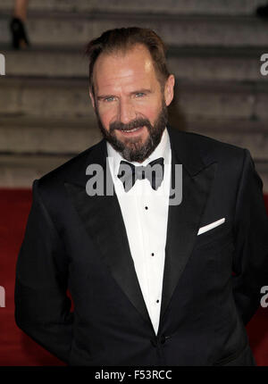 Londra, Regno Unito. 26 ott 2015. Ralph Fiennes frequentando il Royal Film performance della prima mondiale di spettro presso la Royal Albert Hall di Londra il 26 ottobre 2015 Credit: Peter Phillips/Alamy Live News Foto Stock