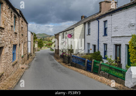 Guardando ad ovest in Dent village Dentdale Cumbria. Foto Stock