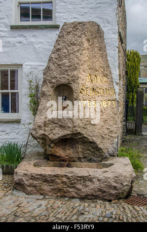 Adam Sedgwick memorial fontana nel villaggio delle ammaccature di Cumbria Foto Stock