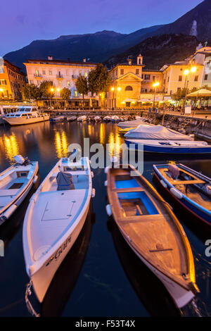 Vista notturna del porto di Malcesine, Lago di Garda, Veneto, Italia Foto Stock