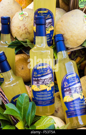 Bottiglie di limoncello locale liquore di limone sulla vendita, Limone sul Garda Lago di Garda, Lombardia, Italia Foto Stock