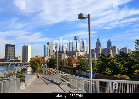 Lo Skyline di Philadelphia con Schuylkill River Park Boardwalk, Philadelphia , Pennsylvania Foto Stock