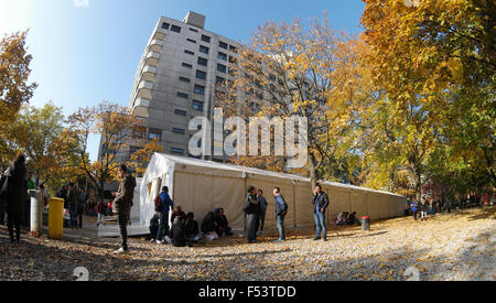 Berlino, Germania. 27 ott 2015. Tende per i rifugiati in attesa al di fuori della sede regionale per la sanità e gli affari sociali (LaGeSo) di Berlino, Germania, 27 ottobre 2015. Foto: JOERG CARSTENSEN/DPA/Alamy Live News Foto Stock