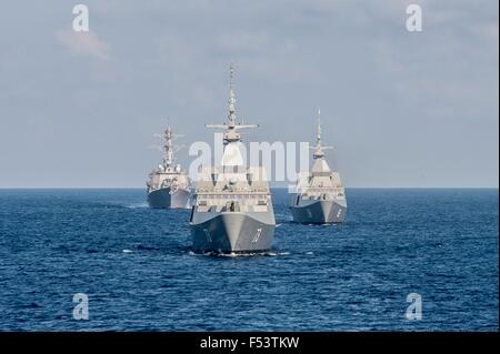 La Repubblica di Singapore della Marina RSS Intrepid, diritto, RSS suprema, centro e Arleigh Burke-class missile destroyer USS Lassen durante operazioni come parte della fase di cooperazione a galla la prontezza e la formazione Luglio 22, 2015 nel Mare della Cina del Sud. Foto Stock