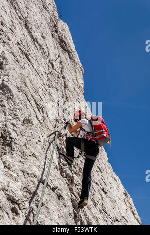 Alpinista sulla via ferrata, climbing per Maldonkopf, Lechtal Alpi, Hochimst, Imst, Tirolo, Austria Foto Stock