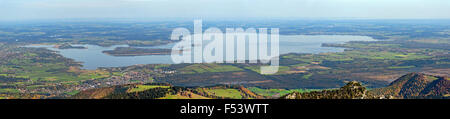 Vista del lago di Chiemsee da Kampenwand, Baviera, Baviera, Germania Foto Stock