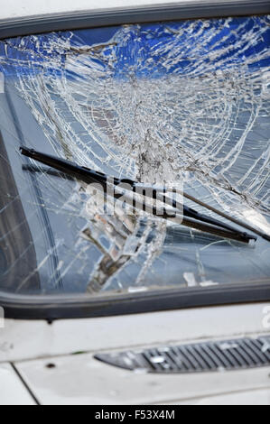 Dettaglio delle riprese con la rottura di un parabrezza di automobile dopo un incidente Foto Stock