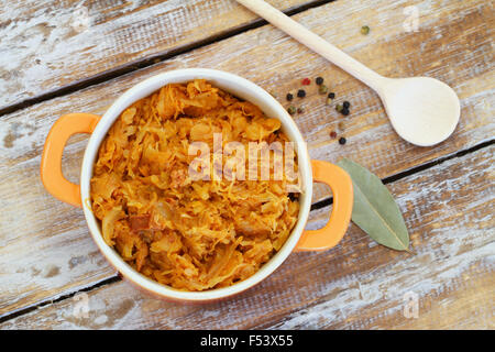 Bigos polacco nella casseruola sul rustico superficie in legno Foto Stock