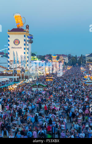 Visitatori al Oktoberfest, Wies'n, torre Paulaner dietro, birra tende, Monaco di Baviera, Germania Foto Stock