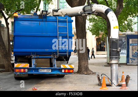 Pulizia scarichi e fognature su strada a Barcellona Catalonia Spagna ES Foto Stock