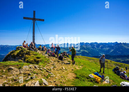 Gli escursionisti, Hoher Ifen, 2230m, Algovia Alpi, di confine per il Land della Baviera, Vorarlberg, Germania, Austria Foto Stock