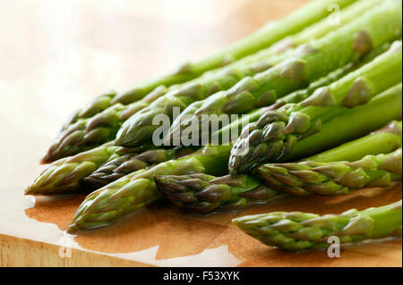 Appena lavato gli asparagi su un tagliere. Foto Stock