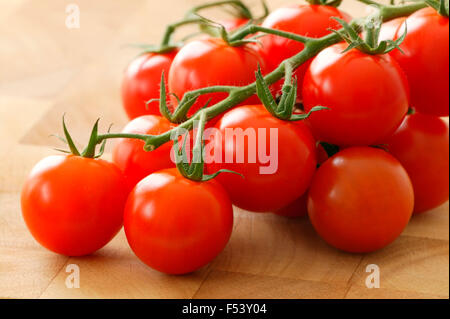 Pomodori ciliegini "Conchita' Fruit" coltivati organicamente, pomodori ciliegini su un tagliere Foto Stock