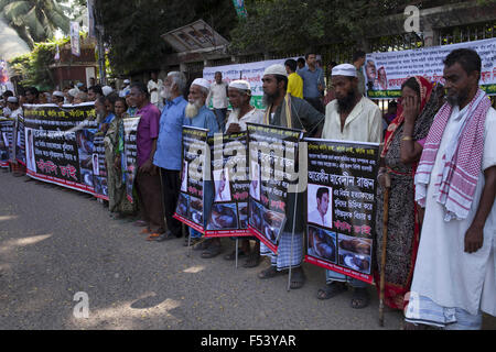 Dacca in Bangladesh. 26 ott 2015. Per non vedenti e disabili del Bangladesh non vedenti Disabili ambulanti Welfare Association realizzato protesta di fronte premere-club esigente la punizione del loro Segretario omicidio a Dhaka il 26 ottobre 2015.Arefin Abedin Khan del corpo è stato trovato in un fosso a Dhaka's Keraniganj il 14 ottobre mattina.Egli era 28-anno-vecchio di segreteria del Bangladesh non vedenti Disabili ambulanti Welfare Association e ha eseguito un elettrico merci shop, di proprietà di suo padre, presso il Complesso Kaptanbazar mall a Dhaka.ha ricevuto una telefonata sul tredicesimo ottobre sera, dopo Foto Stock