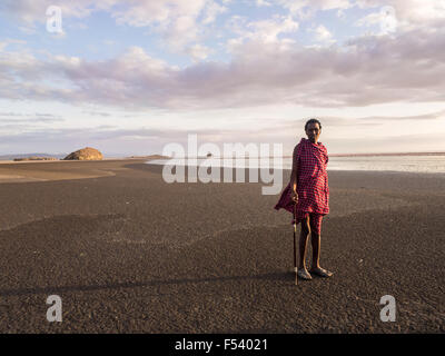 Guida Masai che portano i turisti a visitare il Lago Natron nel nord della Tanzania, Africa, a sunrise. Foto Stock