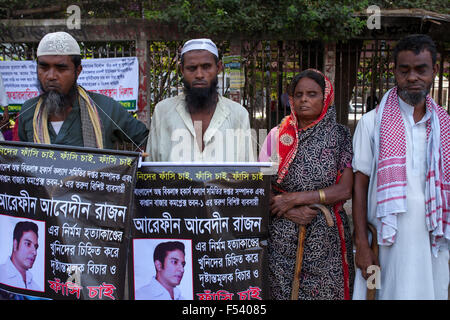 Dacca in Bangladesh. 26 ottobre, 2015. Per non vedenti e disabili del Bangladesh non vedenti Disabili ambulanti Welfare Association realizzato protesta di fronte premere-club esigente la punizione del loro Segretario omicidio a Dhaka il 26 ottobre 2015. Abedin Arefin Khan del corpo è stato trovato in un fosso a Dhaka's Keraniganj il 14 ottobre mattina. Credito: zakir hossain chowdhury zakir/Alamy Live News Foto Stock