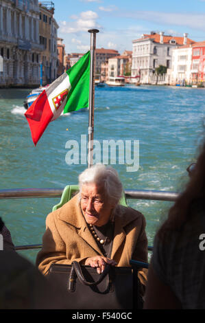 Anziani veneziano senior lady donna seduta sul vaporetto vaporetto sul Canal Grande di Venezia, Italia Foto Stock