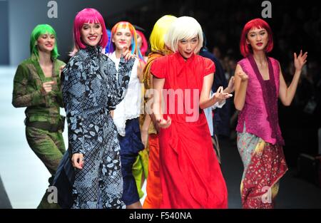 Jakarta, Indonesia. 27 ott 2015. I modelli presenti le creazioni realizzate da designer indonesiano Obin durante il Jakarta Fashion Week 2016 a Jakarta, Indonesia, Ottobre 27, 2015. Credito: Zulkarnain/Xinhua/Alamy Live News
