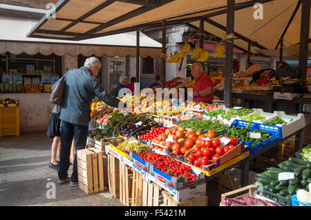 Negozi di frutta e verdura presso l'Erberia il vegetale parte del mercato di Rialto, Venezia, Italia Foto Stock