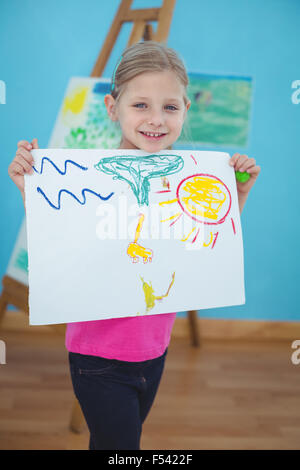 Capretto felice godendo di arti e mestieri e pittura Foto Stock