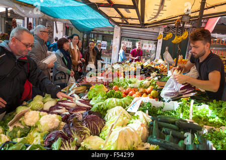 Negozi di frutta e verdura presso l'Erberia il vegetale parte del mercato di Rialto, Venezia, Italia Foto Stock