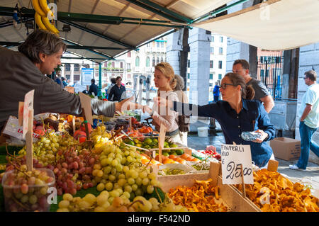 Negozi di frutta e verdura presso l'Erberia il vegetale parte del mercato di Rialto, Venezia, Italia Foto Stock