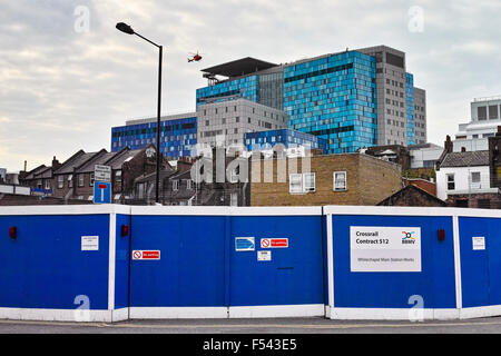 La prova della costruzione Crossrail in Whitechapel di Durward Street con il nuovo Royal Hospital di Londra in background Foto Stock