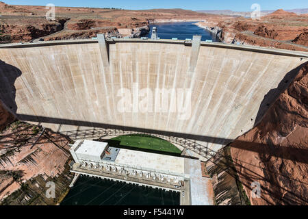 Glen Canyon Dam sul fiume Colorado vicino a pagina, Arizona. Foto Stock