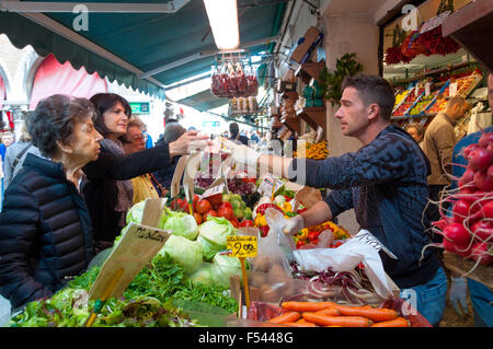 Negozi di frutta e verdura presso l'Erberia il vegetale parte del mercato di Rialto, Venezia, Italia Foto Stock