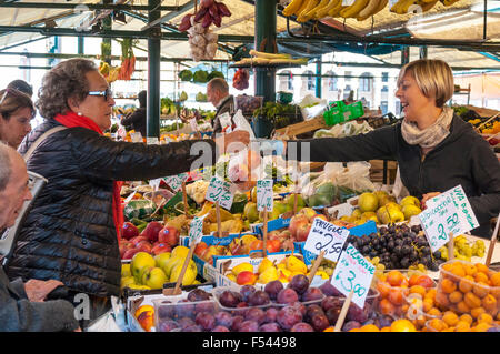 Negozi di frutta e verdura presso l'Erberia il vegetale parte del mercato di Rialto, Venezia, Italia Foto Stock