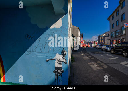 Arte dipinto murale con graffiti sul lato di un edificio, Reykajvik, Islanda. Foto Stock