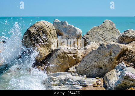 Ondata di schiantarsi su una scogliera con schiuma Foto Stock