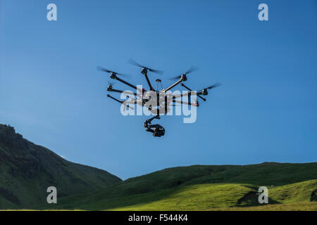 Comandato a distanza Drone battenti con una telecamera da cascate Skogafoss, Islanda Foto Stock