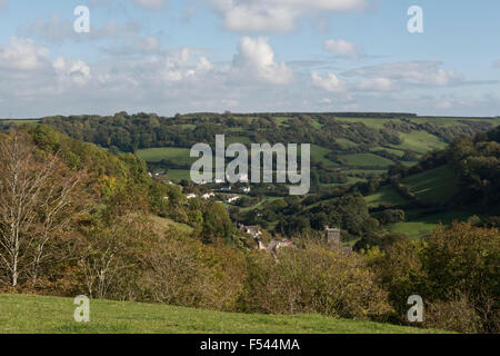 La East Devon villaggio di Branscomble annidato tra le pieghe delle tre valli, piccoli campi e boschi su una luminosa giornata autunnale Foto Stock