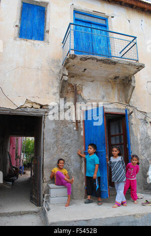 I bambini al di fuori di una casa del villaggio di Eptakomi, Cipro Foto Stock