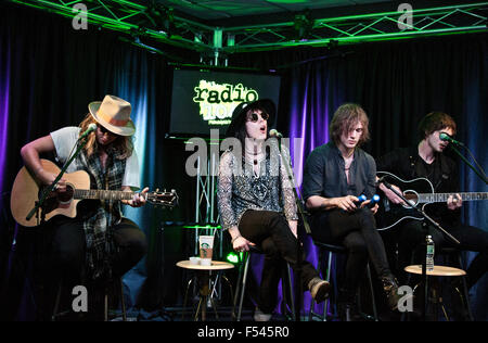 Bala Cynwyd, Pennsylvania, USA. 24 ottobre, 2015. British band alternative rock puntoni eseguire a Radio 104.5's rendimento Foto Stock