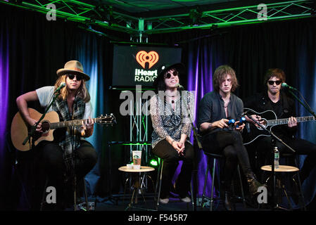 Bala Cynwyd, Pennsylvania, USA. 24 ottobre, 2015. British band alternative rock puntoni eseguire a Radio 104.5's rendimento Foto Stock