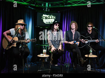 Bala Cynwyd, Pennsylvania, USA. 24 ottobre, 2015. British band alternative rock puntoni eseguire a Radio 104.5's rendimento Foto Stock