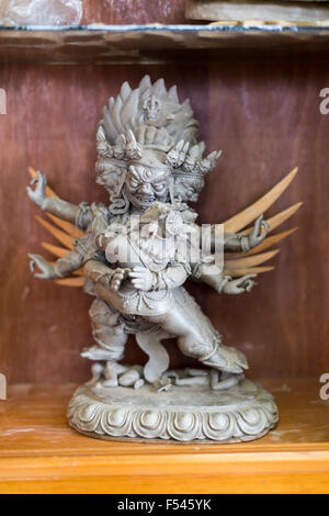 Scultura tradizionale presso l'Istituto Nazionale di Zorig Chusum, Thimphu Bhutan Foto Stock