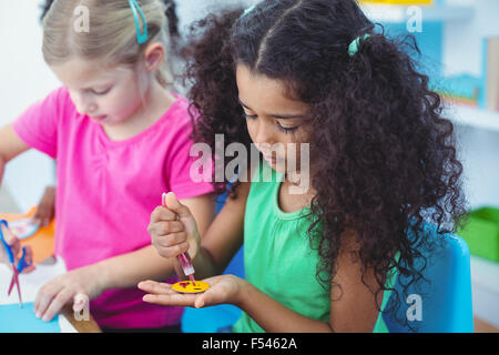 Le ragazze facendo arti e mestieri insieme Foto Stock