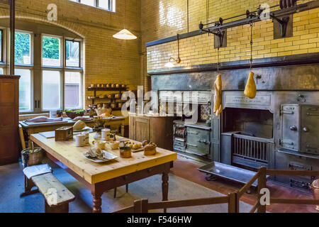 Cucina in Cragside, ex casa di 19thC produttore degli armamenti Signore Armstrong, Rothbury, Northumberland, England, Regno Unito Foto Stock