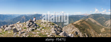 Escursionista sulla sommità del Brec d' Utelle nelle Alpi Marittime, Vesubie Valley, il Parco Nazionale del Mercantour, Nice, Francia Foto Stock