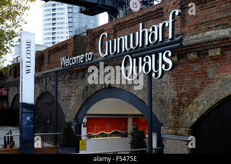 Benvenuti al Gunwharf Quays entrata segno Portsmouth Inghilterra Regno Unito Foto Stock