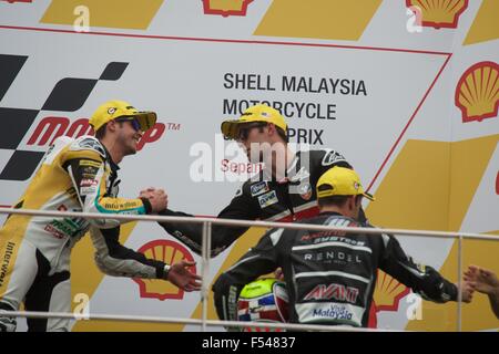 Dal Circuito di Sepang, in Malesia. 25 ott 2015. I piloti vincenti congratularmi con ogni altro dopo il Moto2 gara presso il guscio della Malaysia Foto Stock