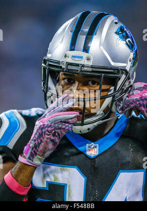 Charlotte, NC, Stati Uniti d'America. 25 ott 2015. Carolina Panthers cornerback Josh Norman #24 si prepara per la partita contro il Philadelphia Eagles il 25 ottobre 2015, presso la Bank of America Stadium di Charlotte, North Carolina. Le Pantere sconfitto il Eagles 26-16. Margaret Bowles/CSM/Alamy Live News Foto Stock