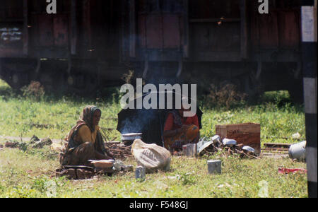 Famiglia che vive in povertà accanto alla linea ferroviaria in India - 1992 Foto Stock