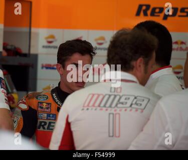 Dal Circuito di Sepang, in Malesia. 25 ott 2015. Marc Marquez ha restituito al suo garage durante il Gran Premio della Malesia e fu circondato Foto Stock