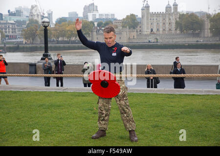 Londra, Regno Unito. 27 ottobre, 2015. Rob Marshall,responsabile regionale della zona nord di Londra e East Anglia referreed le forze armate rimorchiatore di guerra al di fuori il Municipio. Credito: Keith Larby/Alamy Live News Foto Stock