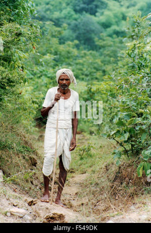 Uomo orgoglioso su un percorso di foresta pluviale area di conservazione in collaborazione con Oxfam dove stanno piantando alberi nello stato di Orissa sulla costa orientale dell'India - 1992 Foto Stock